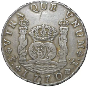 1770. Carlos III. Columnario de Potosí. Ensayador: JR. Corona Real-Real. Conservación: MBC+. Peso: 26,9 g. Diámetro: 40 mm. Muy bonito y escaso columnario de Carlos III acuñado en Potosí en 1770 con muy buena conservación. Bonita pátina oscura de monetario. Presenta dos arañazos en anverso y pequeña grieta en reverso entre las cifras del año, que ya existiría en el cospel original.