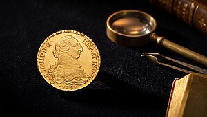Home reales 14 8 Escudos De Oro De Carlos Iii, Ceca De Santiago, Año 1781, Sobre Fondo Oscuro