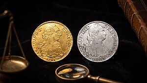 Home reales 13 8 Escudos De Oro De Carlos Iii Y 8 Reales De Plata De Carlos Iv, Comparados Sobre Fondo Oscuro